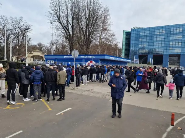 Velike gužve ispred Maksimira, stotine ljudi želi osigurati ulaznice za derbi s Hajdukom