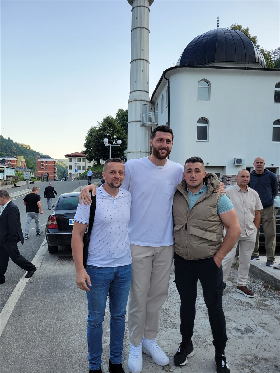 Nurkić Kurban bajram dočekao i klanjao u Srebrenici: Vjernici mu se obradovali