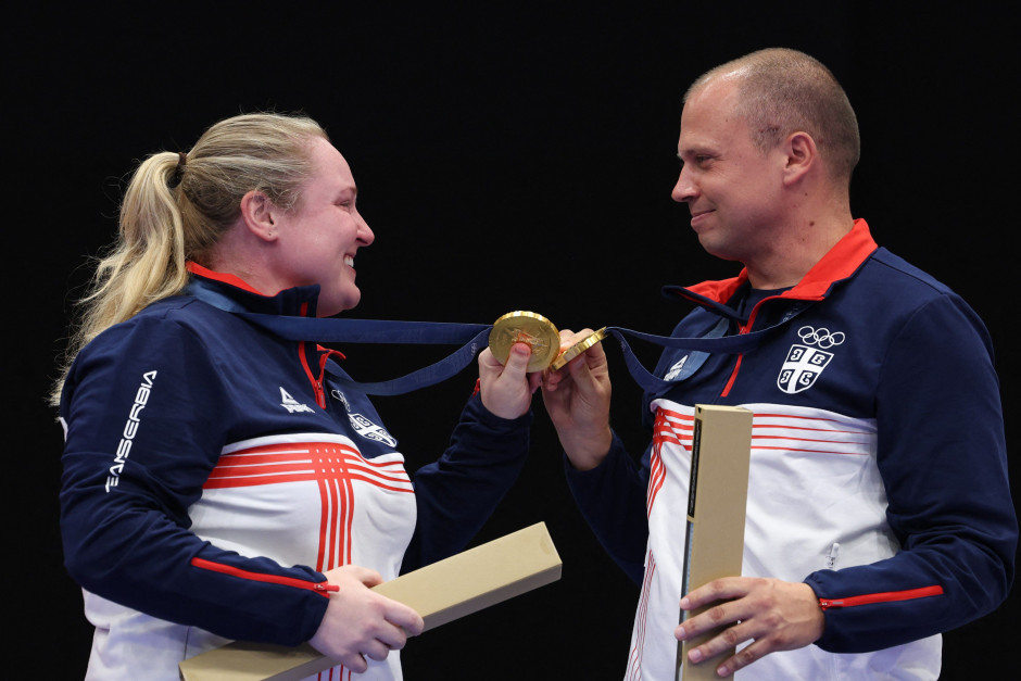 Medalja, novac, ali ne samo to! Ovo je u duguljastoj kutiji koju su na poklon dobili Zorana i Damir